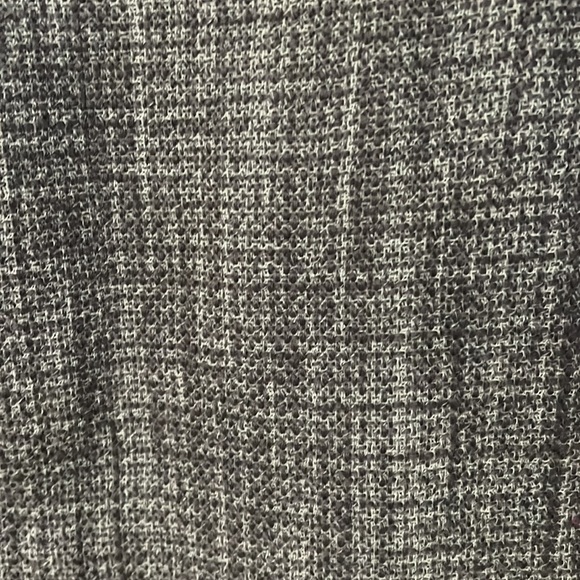 This skirt is very nice in the shades of grey in size 8’ - Picture 2 of 5